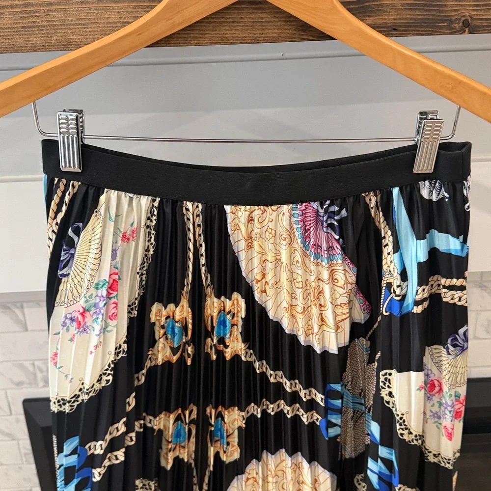 Chic Black and Cream pleated Skirt - Picture 5 of 10